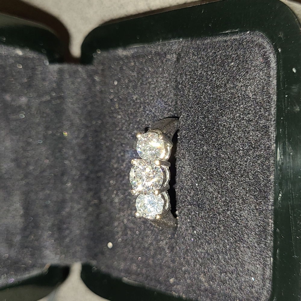 1.50 cttw 3 diamond ring 💍